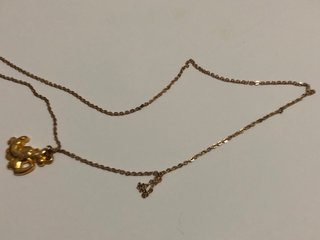 Cadena dorada con colgante