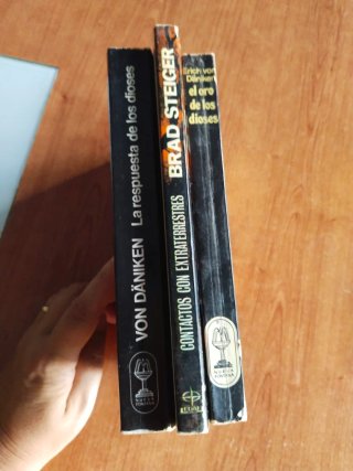 Lote de libros sobre OVNIs y antiguos astronautas