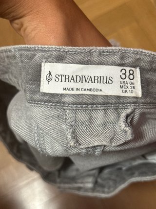 Pantalones cortos grises Stradivarius rotos (38)