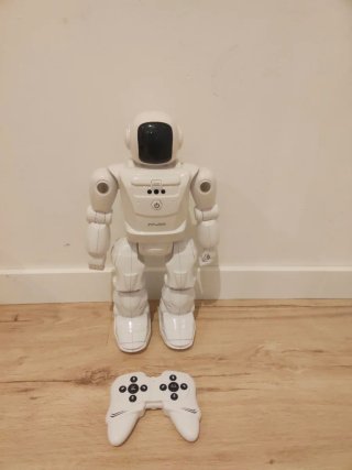 Robot teledirigido blanco. Prácticamente nuevo.