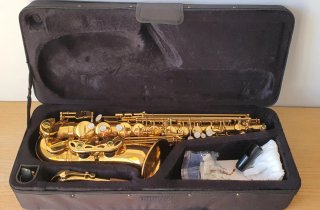 Saxofón Alto Eb Dorado + Accesorios