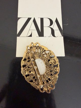 Spilla Zara oro con pietra bianca