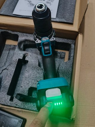 Taladro Gisam con batería y cargador.