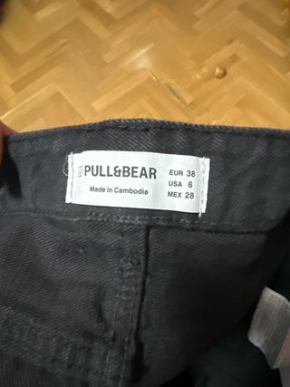 Falda vaquera Pull&Bear negra con etiqueta