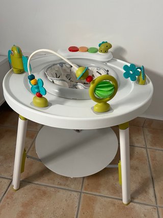 Saltador de bebé con juegos