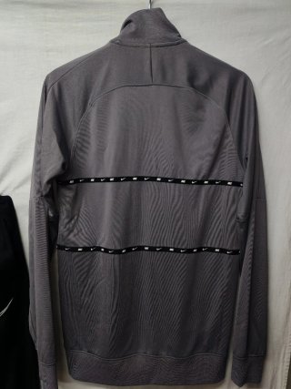 Chaqueta deportiva Nike gris. Regalo pantalón