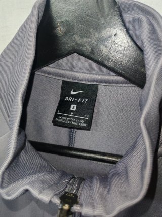 Chaqueta deportiva Nike gris. Regalo pantalón