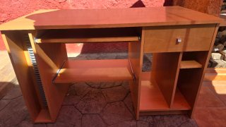 Escritorio de madera con cajón y estantes