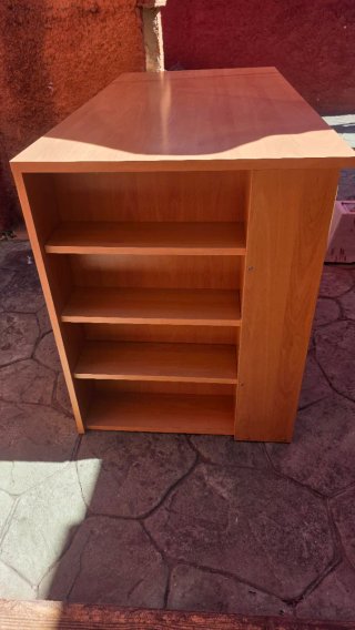 Escritorio de madera con cajón y estantes