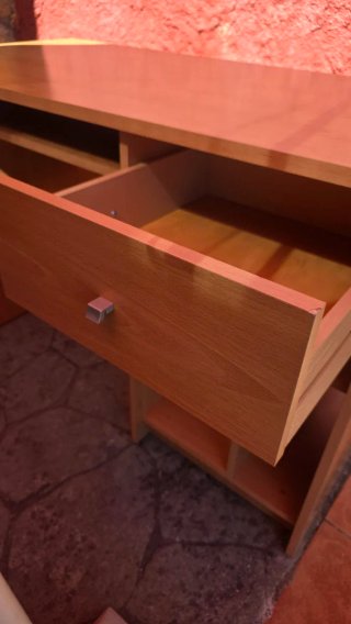 Escritorio de madera con cajón y estantes