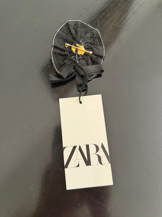 Spilla Zara nera con strass