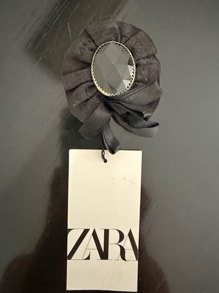 Spilla Zara nera con strass
