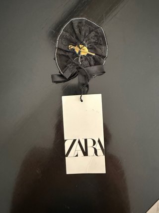 Spilla Zara nera con strass