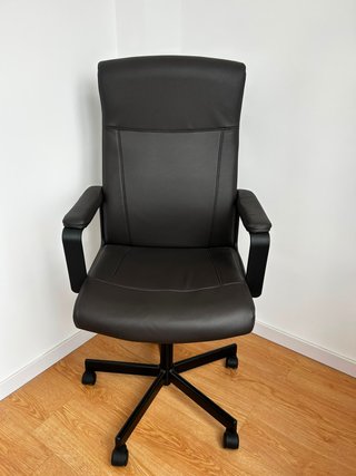 Silla de oficina de cuero negra