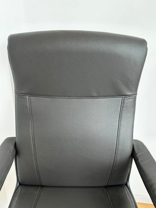 Silla de oficina de cuero negra