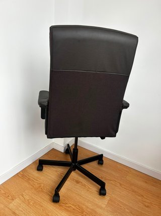 Silla de oficina de cuero negra