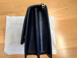 Bolso Negro con Cadena Dorada