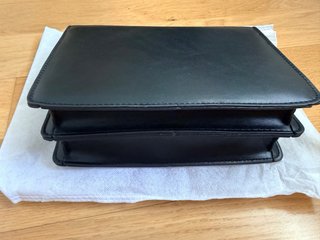 Bolso Negro con Cadena Dorada