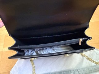 Bolso Negro con Cadena Dorada