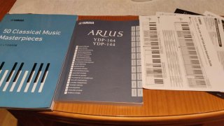 Piano Yamaha Arius YDP-144 con banqueta