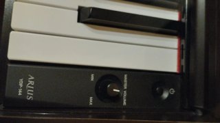 Piano Yamaha Arius YDP-144 con banqueta