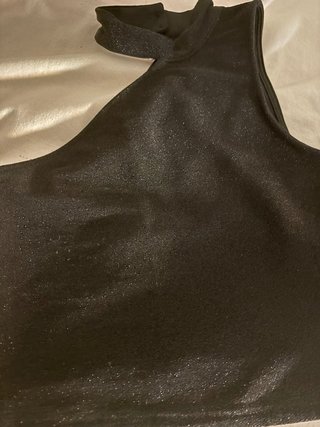 Top negro con escote halter