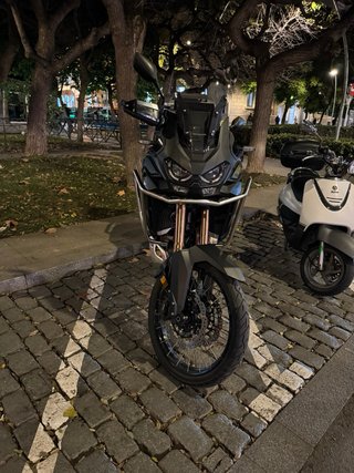 Honda Africa Twin Adventure Negra