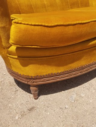 Sofá Vintage Terciopelo Dorado