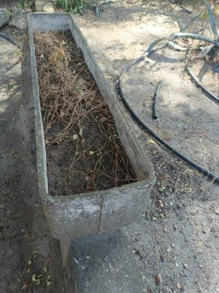 Jardinera de piedra rectangular