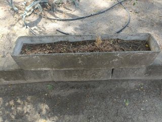 Jardinera de piedra rectangular