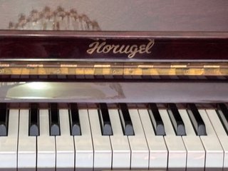 Piano vertical Horugel