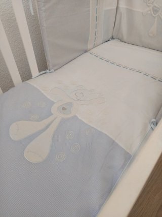Conjunto de cuna blanco y azul