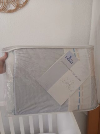 Conjunto de cuna blanco y azul