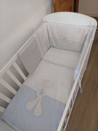 Conjunto de cuna blanco y azul