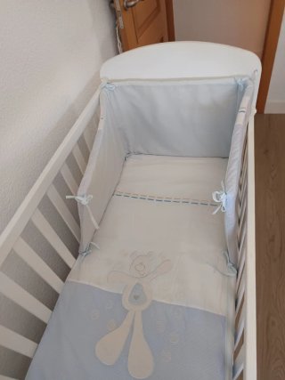 Conjunto de cuna blanco y azul