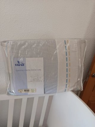 Conjunto de cuna blanco y azul