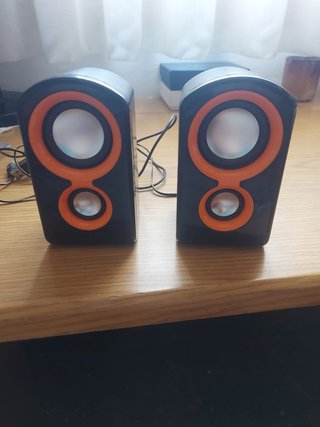 Altavoces negros y naranjas
