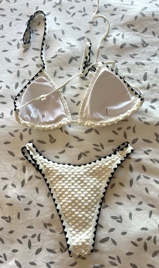 Bikini crema con ribete negro