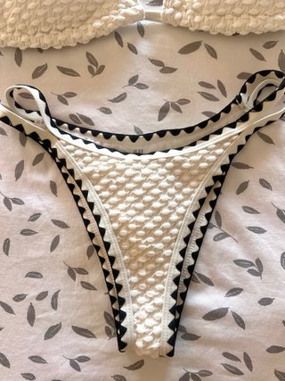 Bikini crema con ribete negro