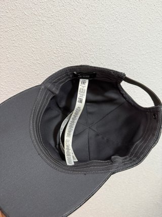 Gorra Guess Negra Logo Triángulo