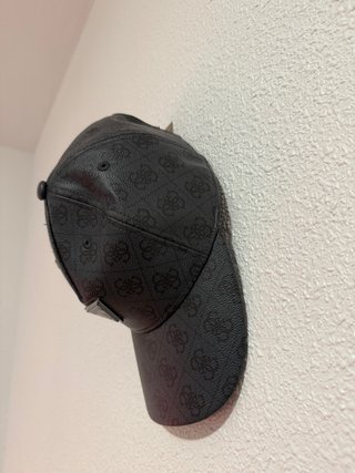 Gorra Guess Negra Logo Triángulo