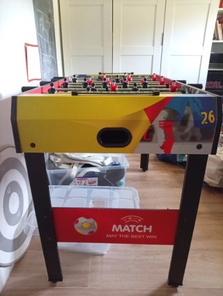 Futbolín de mesa rojo y verde
