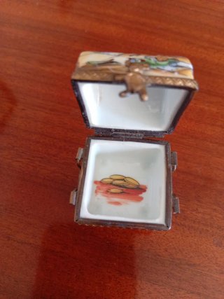 Cofre decorativo antiguo