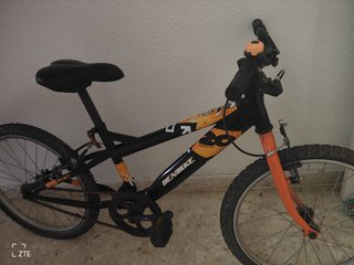 Bicicleta infantil BMX 20 naranja y negra