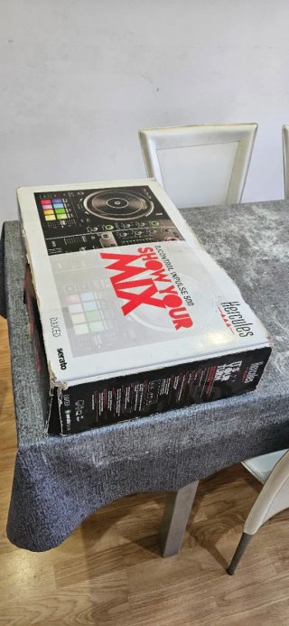 Mesa mezclas DJ Hercules Inpulse 500 + Decksaver