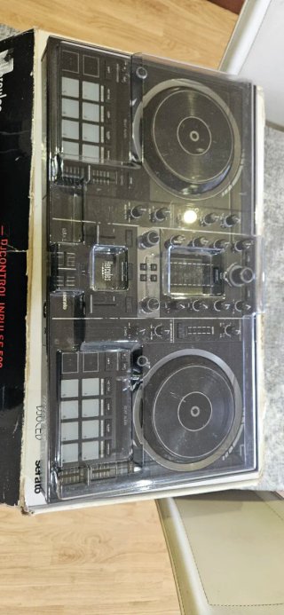 Mesa mezclas DJ Hercules Inpulse 500 + Decksaver