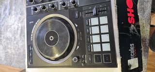Mesa mezclas DJ Hercules Inpulse 500 + Decksaver