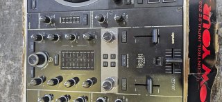 Mesa mezclas DJ Hercules Inpulse 500 + Decksaver