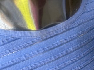 Blusa azul con rayas plateadas