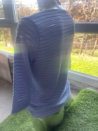 Blusa azul con rayas plateadas